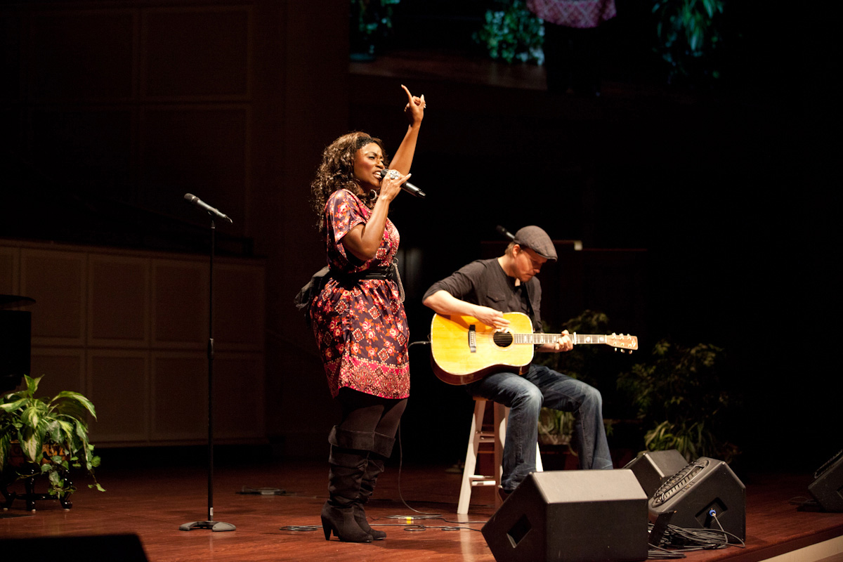 Mandisa performing at WCIC's Opening Act Competition