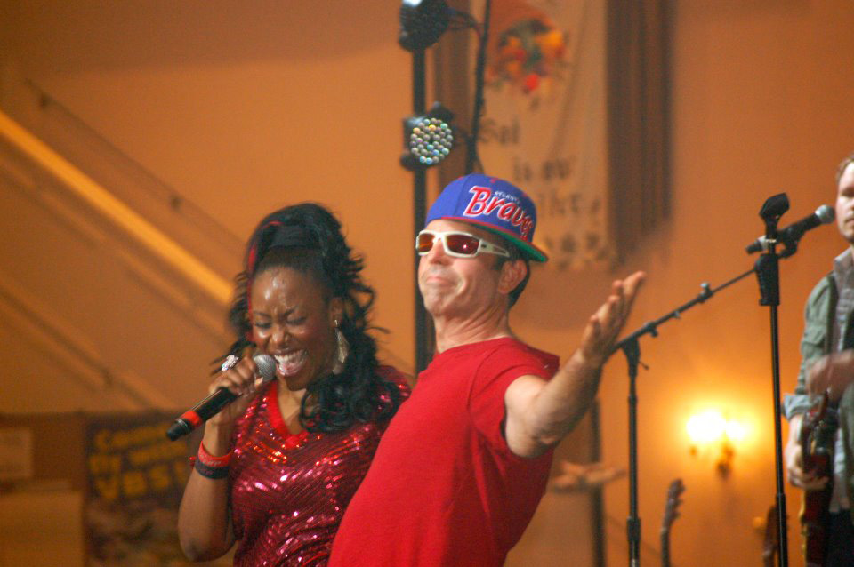 His Radio's Rob Dempsey sings with Mandisa