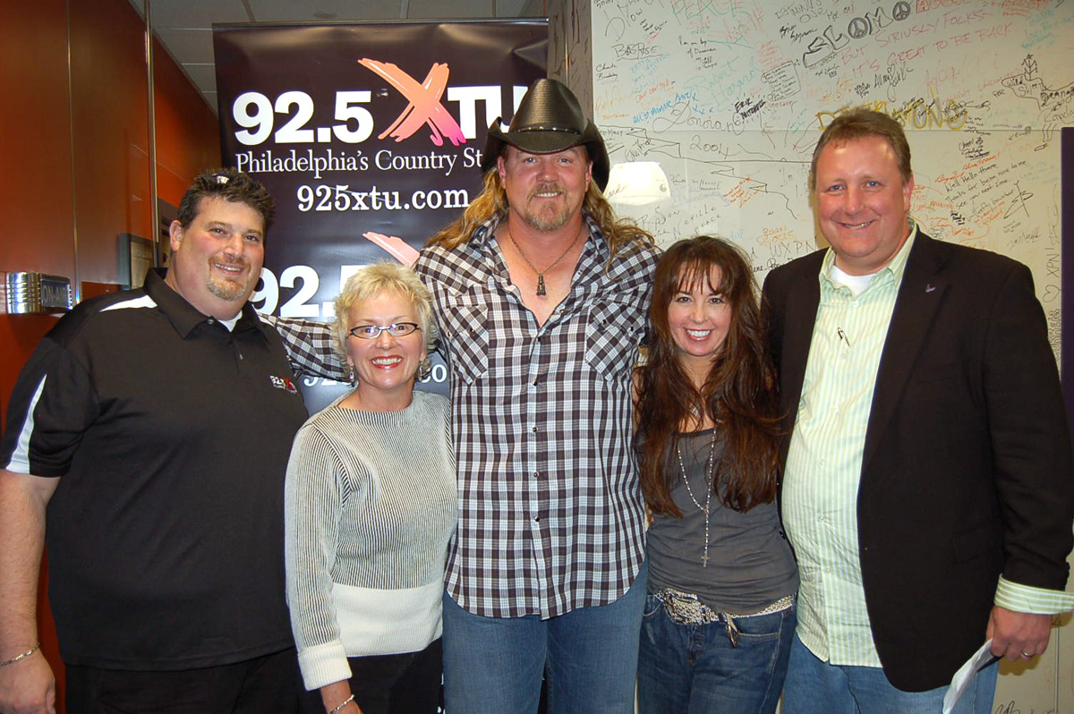 Trace Adkins hangs with WXTU staff