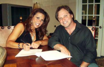 Mickie James signs with producer Kent Wells