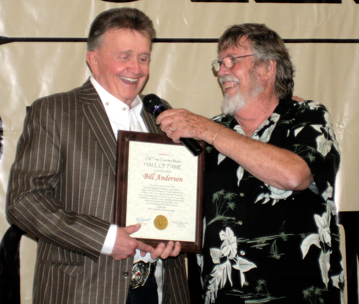 Bill Anderson receives an induction plaque from NTCMA