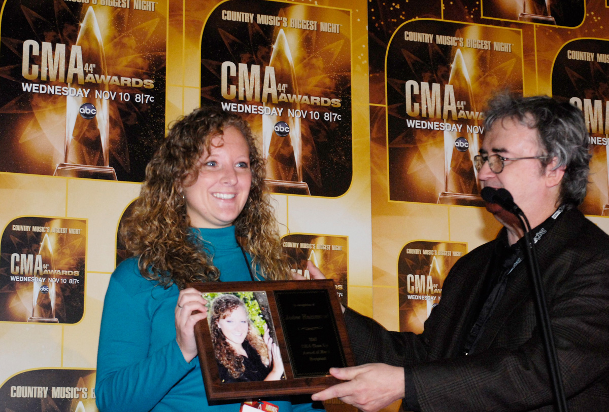Jodee Hammond receives the 2010 CMA Close Up Award of Merit
