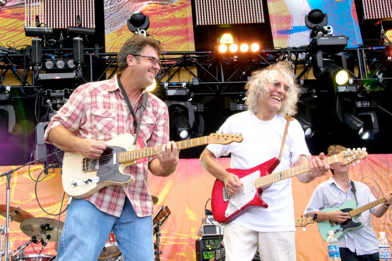 Vince Gill performs with Albert Lee