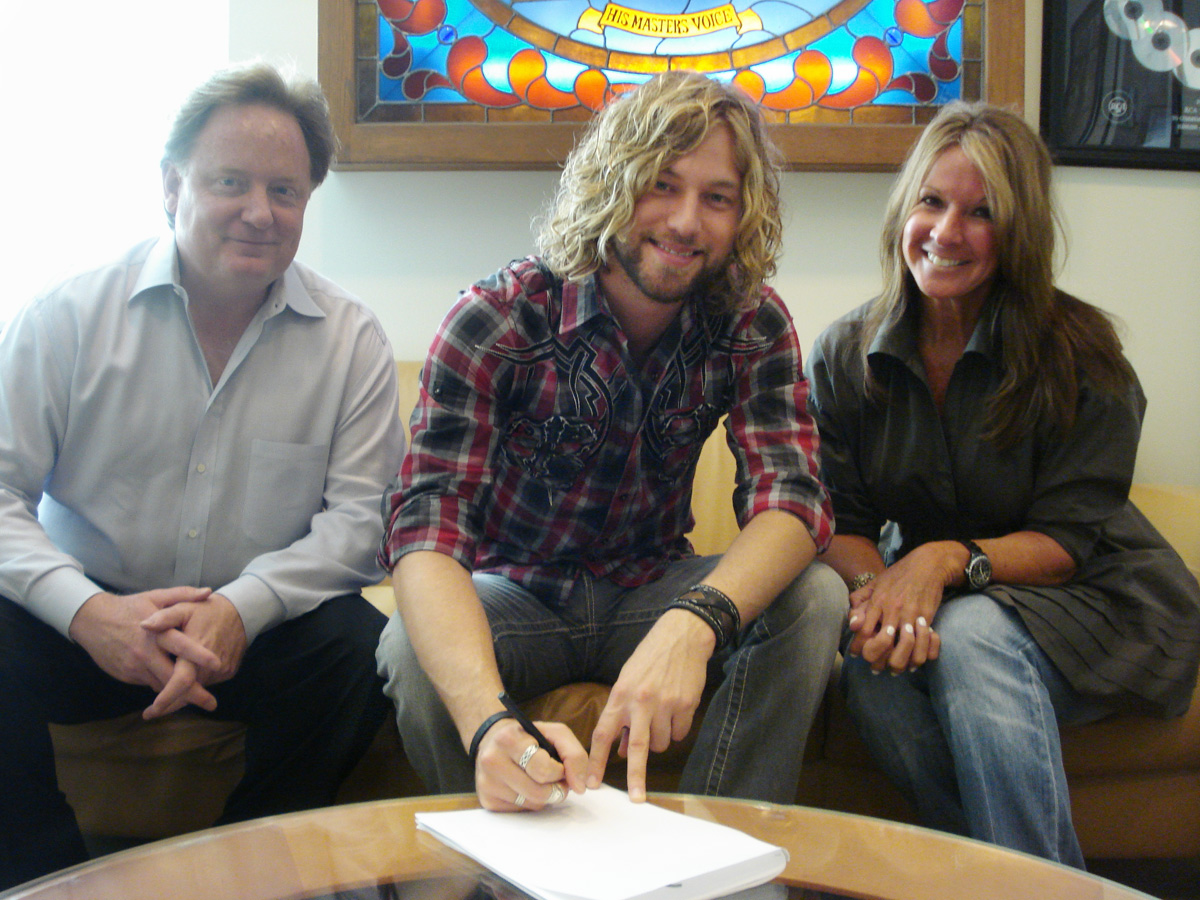 Casey James signs with 19 Recordings/BNA Nashville
