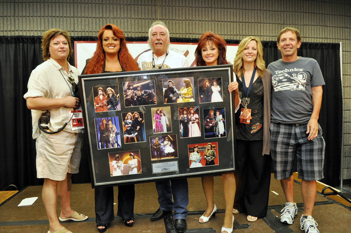 CMA presents The Judds with 25 plaque