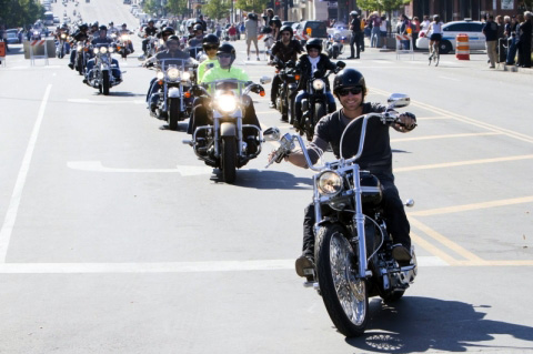 Dierks Bentley leads 1,200 bikers in "Miles & Music for Kids"