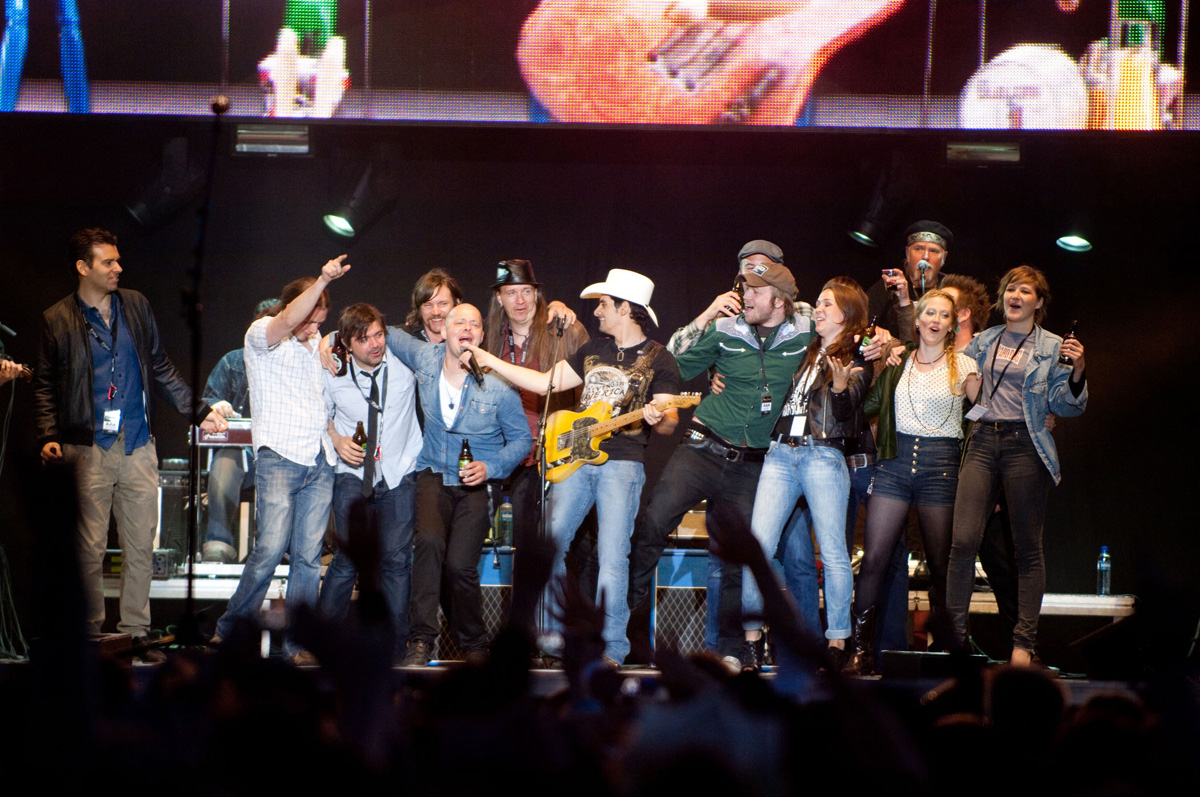 Brad Paisley is joined on stage with Willy Clay Band and Lucky Lips