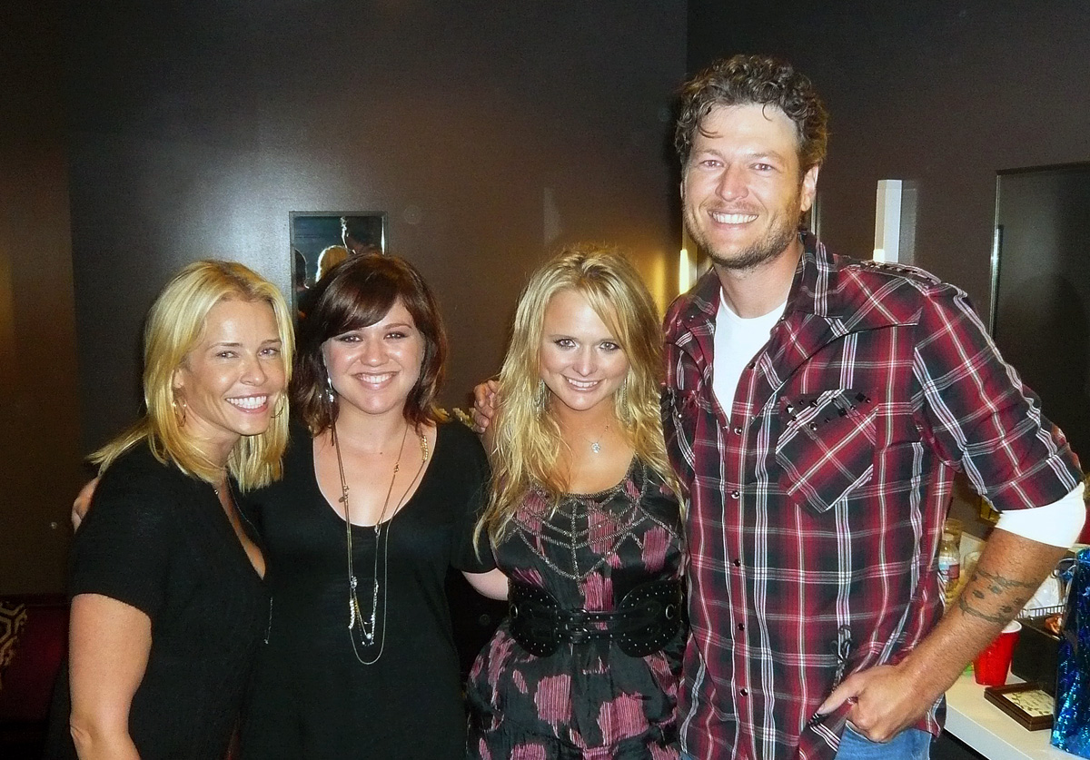Kelly Clarkson hangs with Miranda Lambert and Blake Shelton
