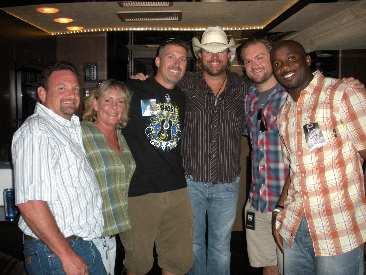 Toby Keith with Roy Williams and WUBE staffers