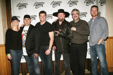 Montgomery Gentry signs with Average Joe's Ent.