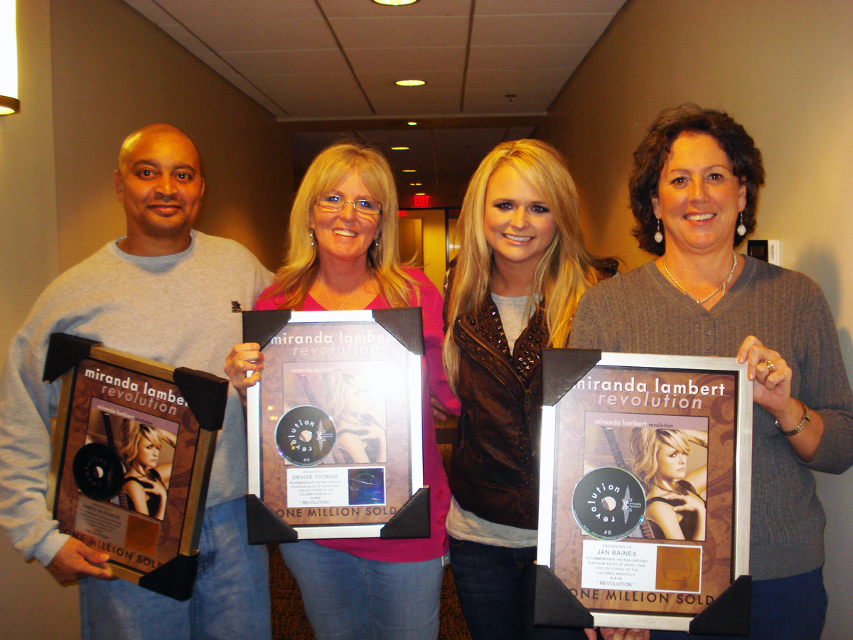 Miranda Lambert delivers plaques in honor of her Platinum album