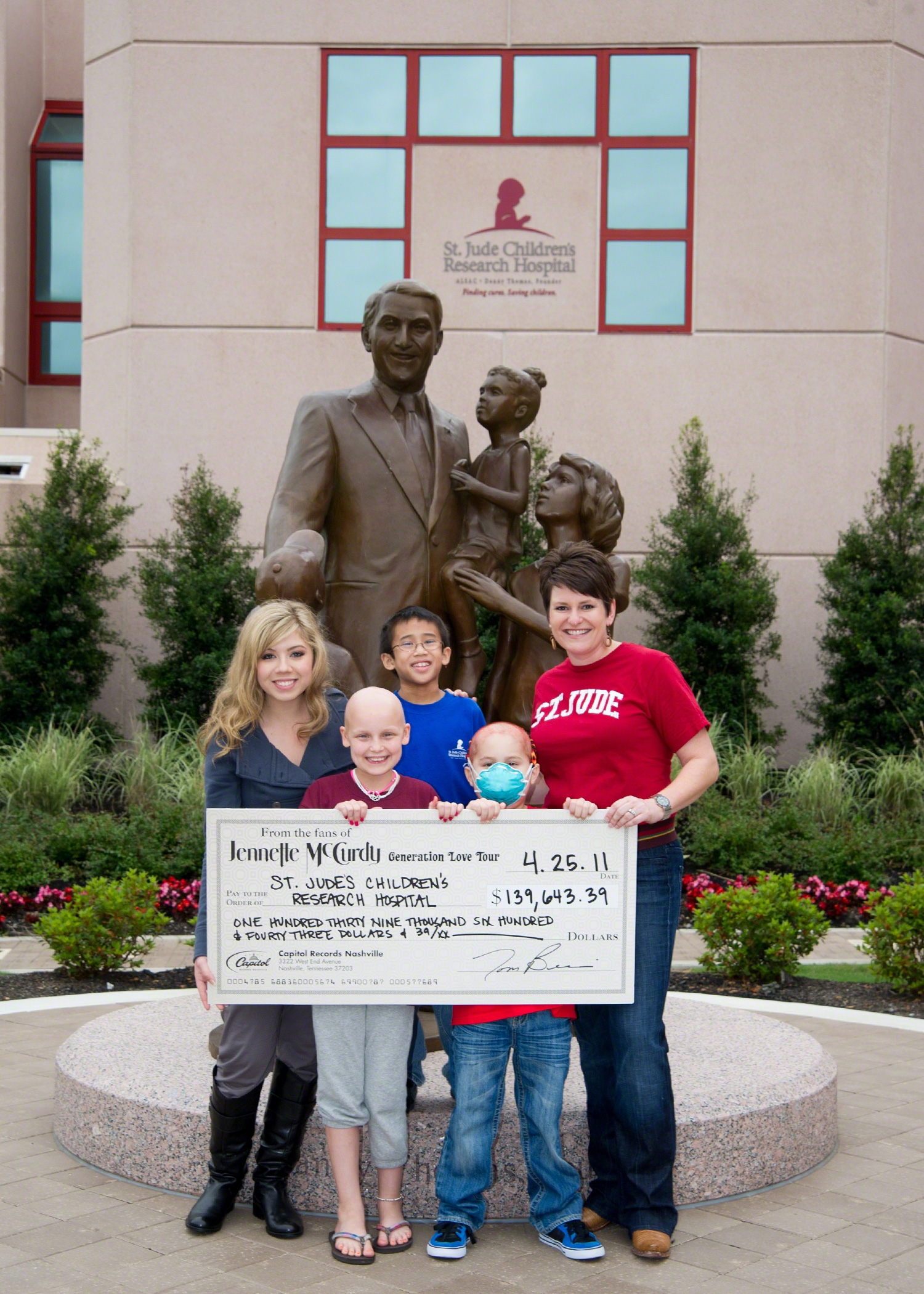Jennette McCurdy presents check to St. Jude