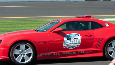 Brad Paisley drives pace car at Daytona