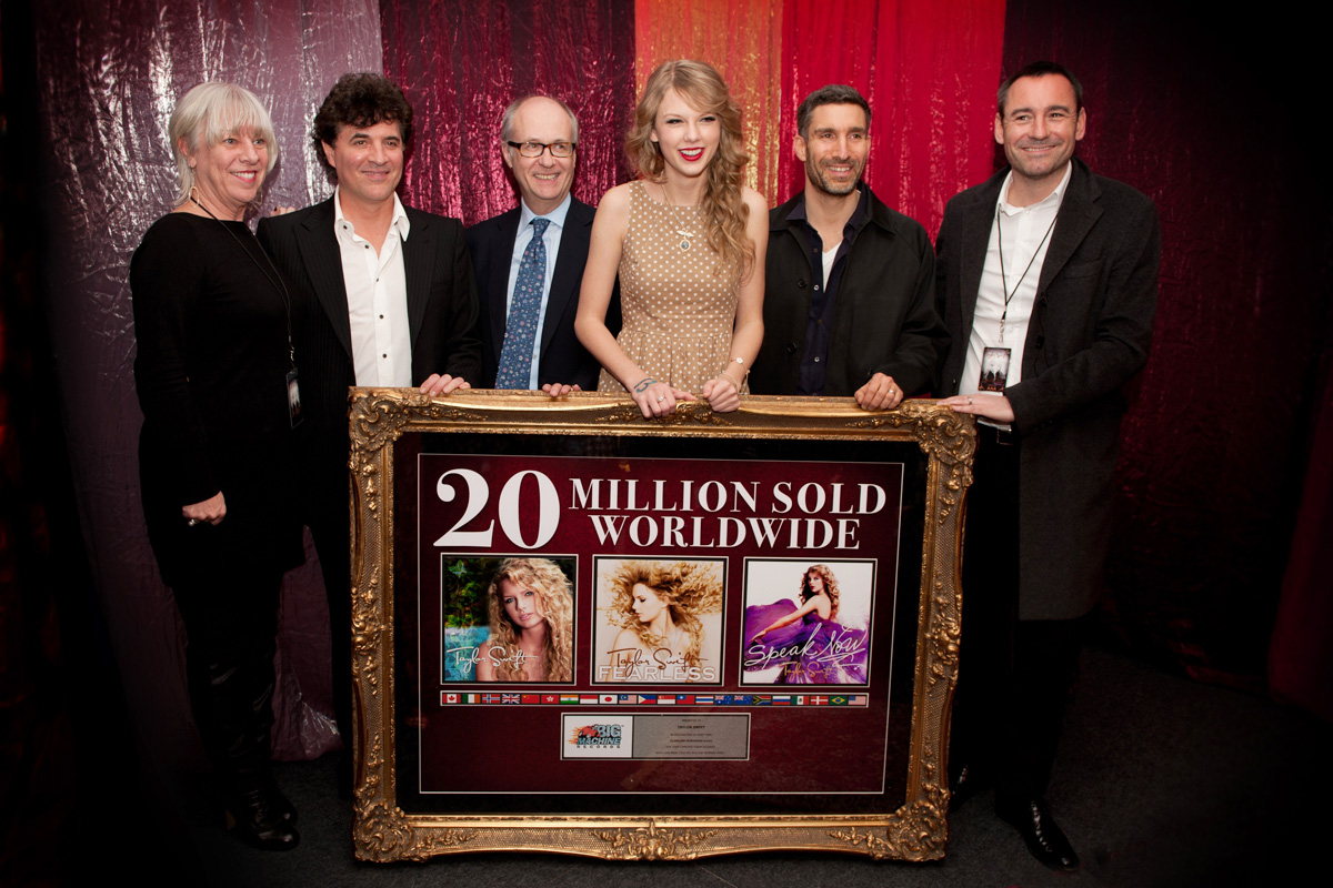 Taylor Swift receives plaque for 20 Million album sales