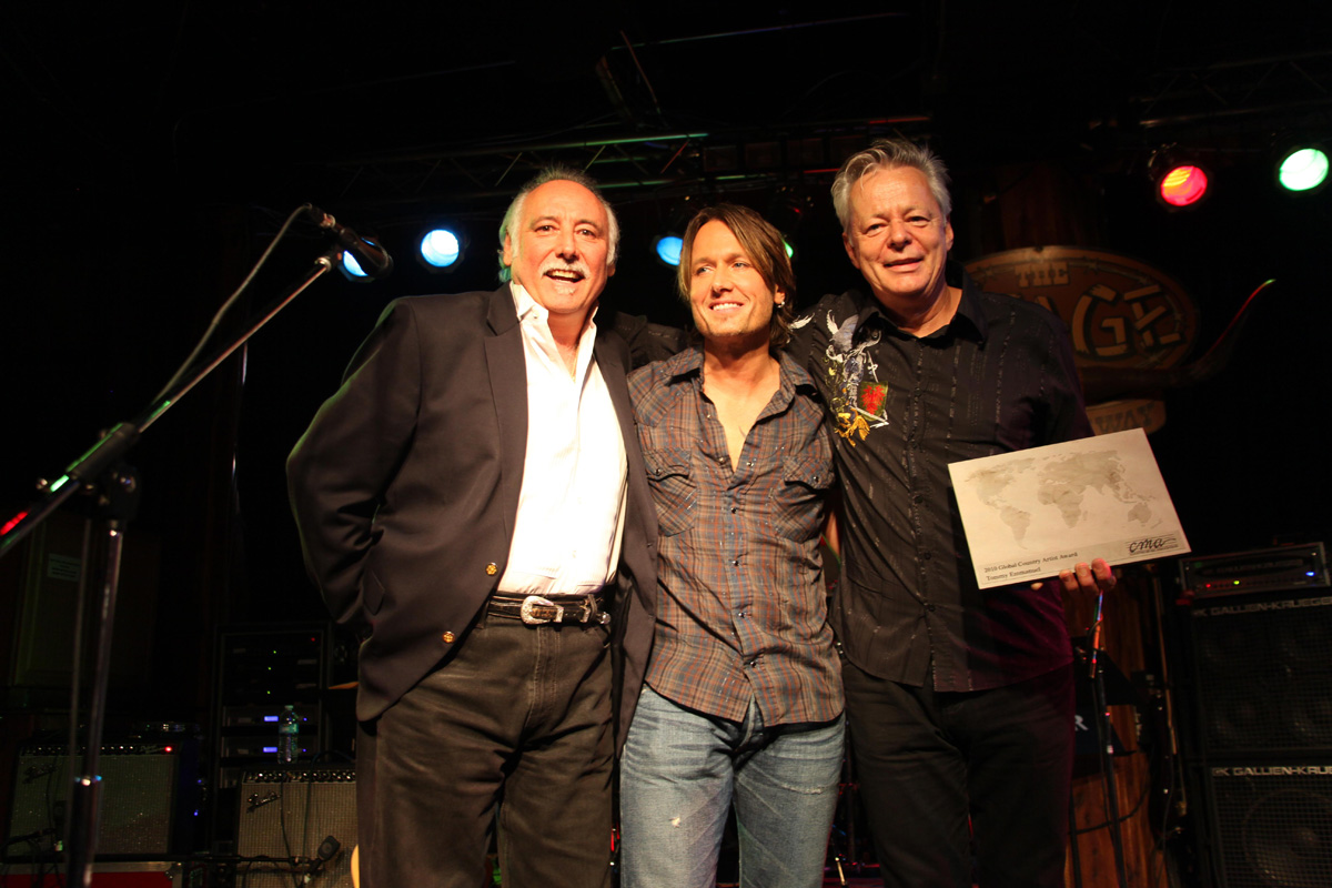 Keith Urban presents Tommy Emmanuel with Global award