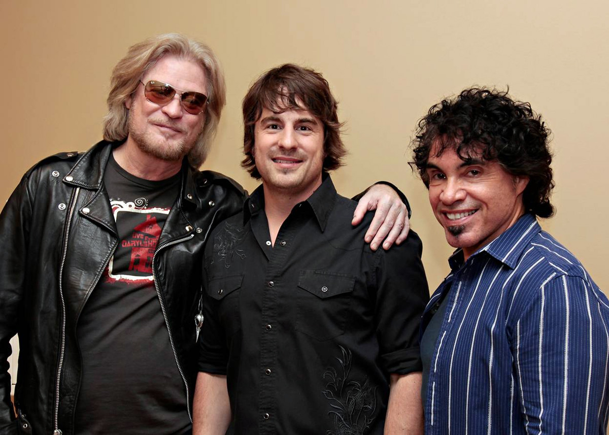 Jimmy Wayne meets up with Hall & Oates