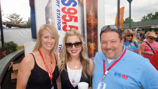 Sunny Sweeney mets up with WFMS/Indianapolis' staffers