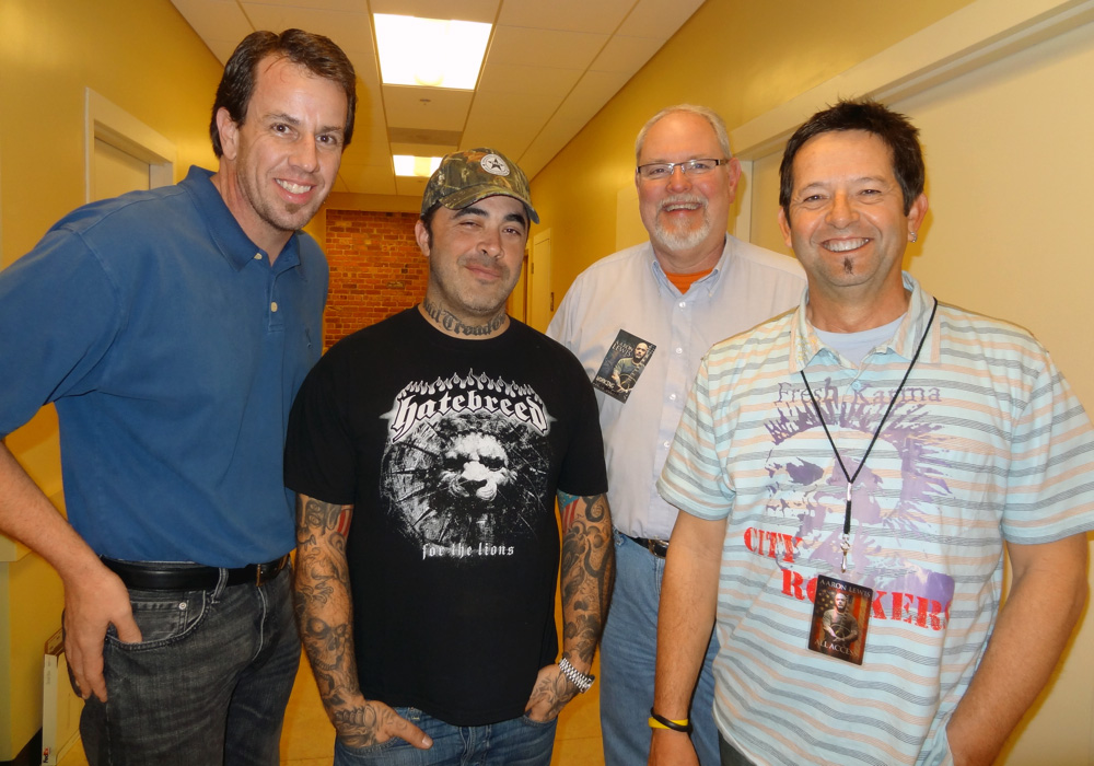 Aaron Lewis hangs out with ind friends