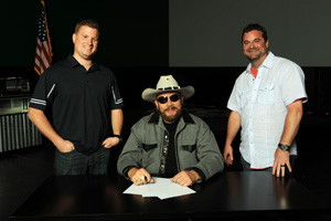 Hank Williams Jr. signs licensing with Blaster Records