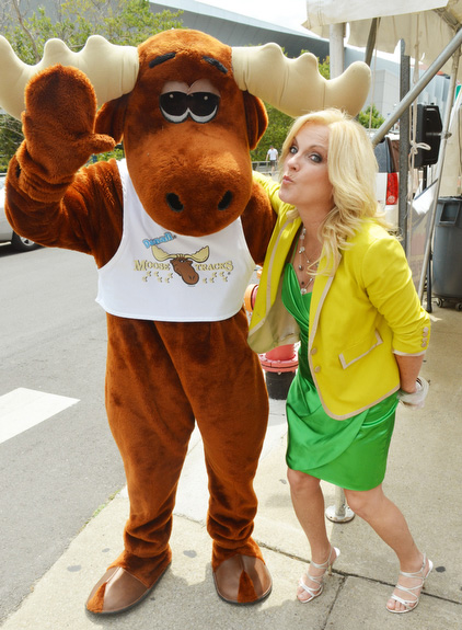 Rhonda Vincent kisses Moose Tracks mascot