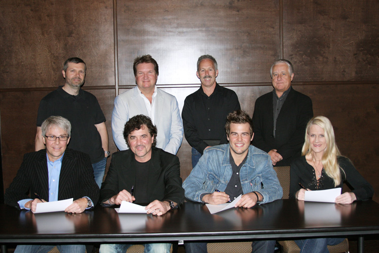 Jackie Lee signs with Republic Records