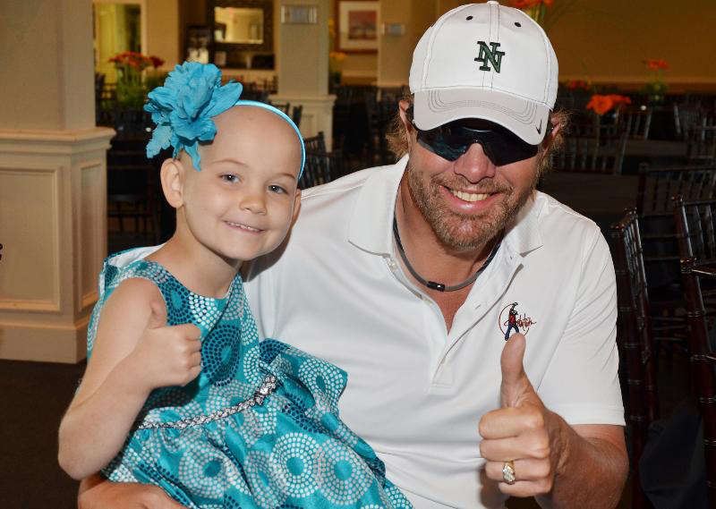 Toby Keith poses with Victoria Knisley