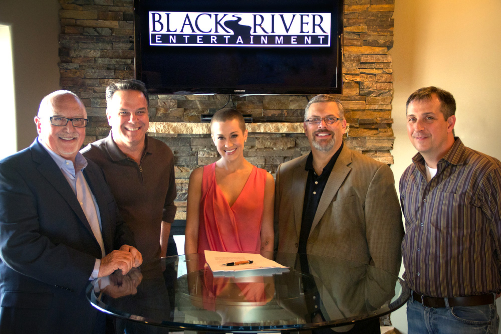 Kellie Pickler (Center) signs with Black River Entertainment