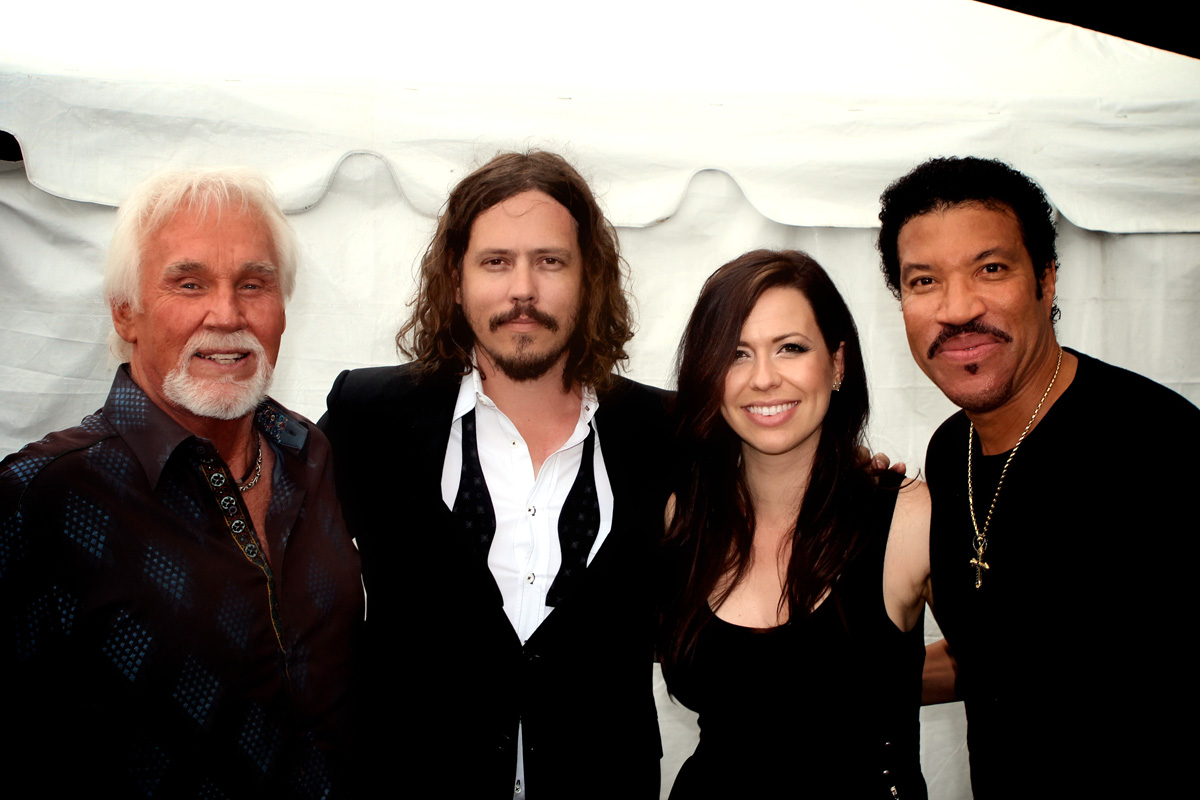 Lionel Richie performs with Kenny Rogers