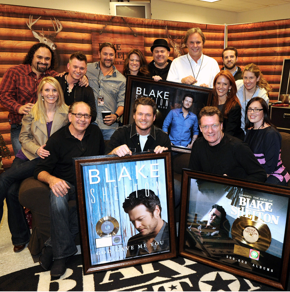 Warner Music staffers celebrate Platinum with Blake Shelton