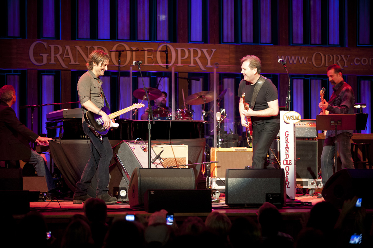 Steve Wariner performs with Keith Urban