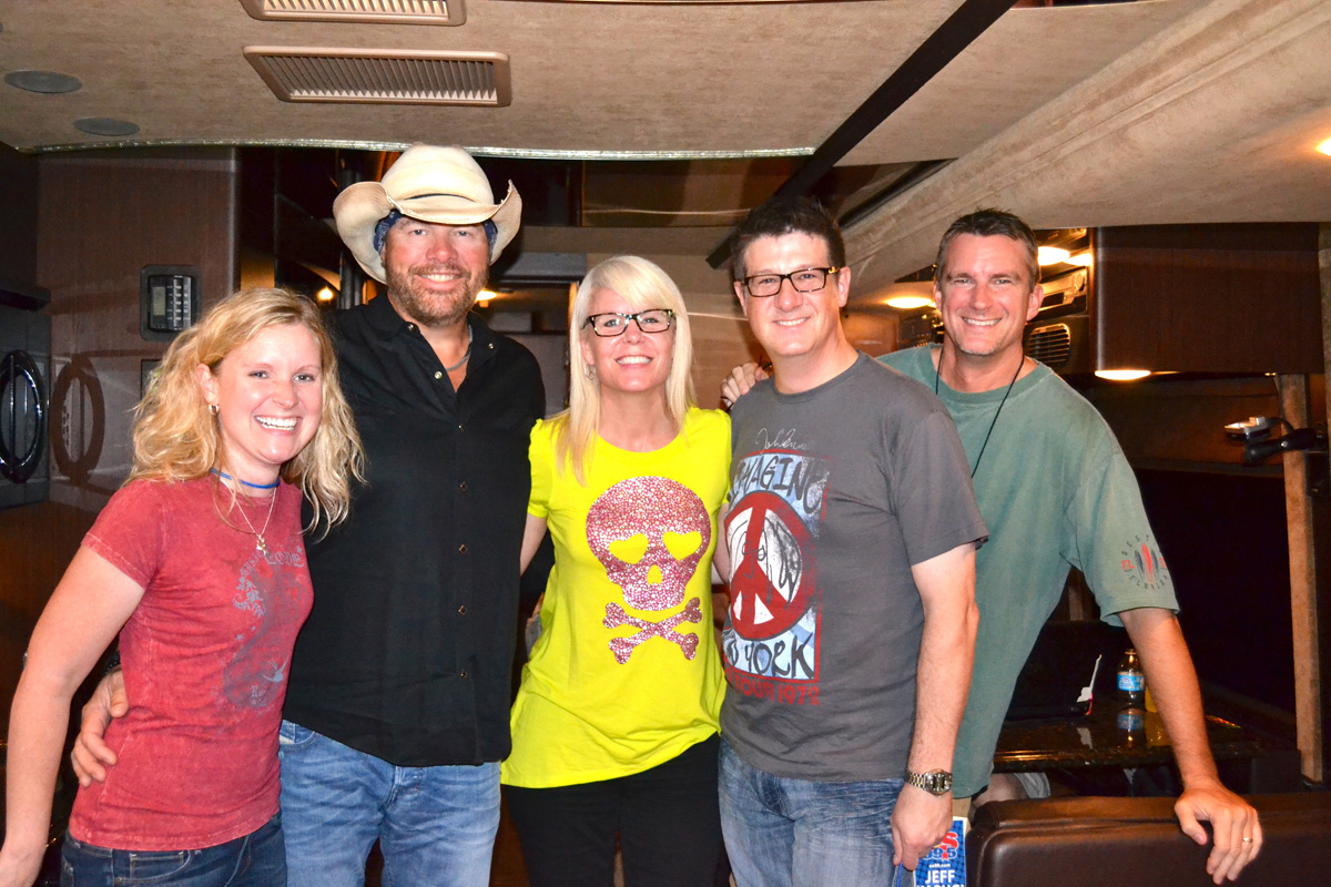 Toby Keith hangs with WUSN staffers
