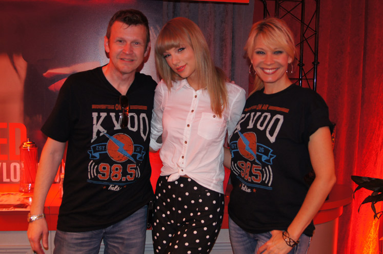 Taylor Swift hangs out with KVOO staffers