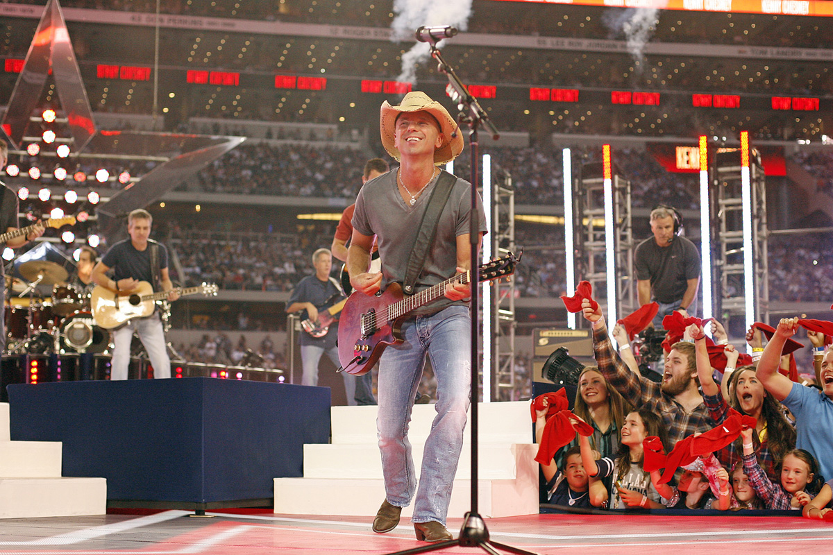 Kenny Chesney performs at Redskins "Thanksgiving Classic"