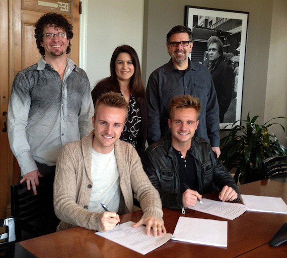 Country duo Kingston signs with Parallel Entertainment Group